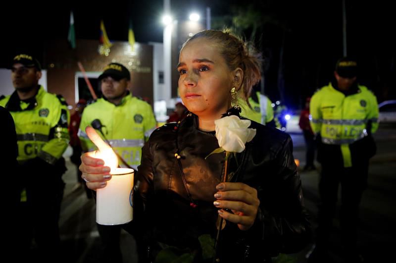 Los colombianos sin distingo de cultura, raza, política, religión, decidieron lanzarse a las calles para marchar en contra del terrorismo que a solo 17 días del 2019, enlutó a toda una nación cuando perplejos observaron que un carro bomba le quito la vida a 20 compatriotas y al sujeto que se inmoló para perpetrar el acto criminal.