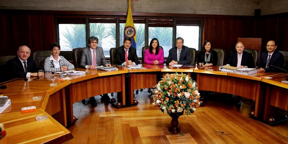 En esas circunstancias, el alto tribunal exhortó al Presidente Iván Duque a que sancione la ley estatutaria de la Jurisdicción Especial para la Paz-JEP-organismo que resultó del acuerdo de paz entre el Gobierno y las Farc y cuya función es la de establecer la verdad por parte de los protagonistas del conflicto armado que por más de 50 años azotó a Colombia.
