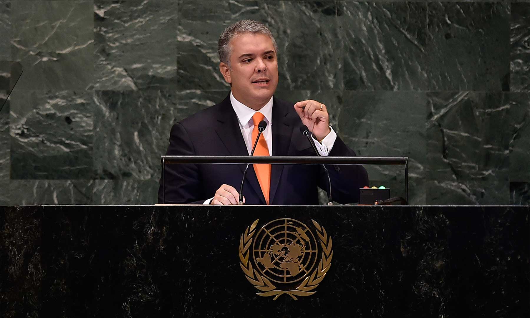El Jefe de Estado colombiano fue contundente en afirmar que el propósito de su Gobierno es cumplirles a quienes han tomado el camino genuino de dejar la violencia, contando “con el apoyo financiero de la comunidad internacional para darle solidez a este proceso”, pero aseguró que se les aplicará la ley “de manera ejemplarizante” a quienes persistan en el camino de la criminalidad.