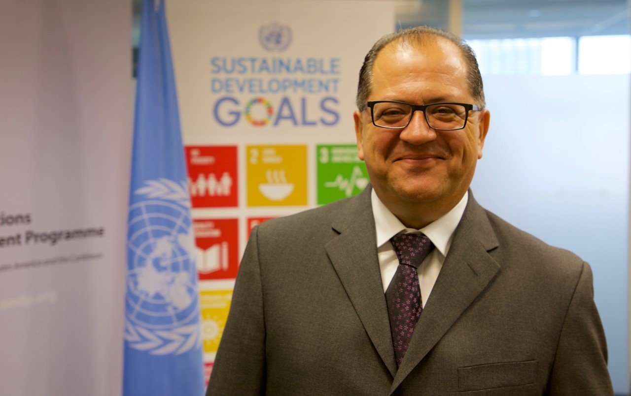 El mexicano Luis Felipe López-Calva es el nuevo Director Regional para América Latina y el Caribe del Programa de las Naciones Unidas para el Desarrollo (PNUD). Él liderará el trabajo y los equipos de la organización en 40 países y territorios de la región, apoyando esfuerzos de gobiernos, organizaciones de la sociedad civil y del sector privado a alcanzar la Agenda 2030 y los Objetivos de Desarrollo Sostenible (ODS).