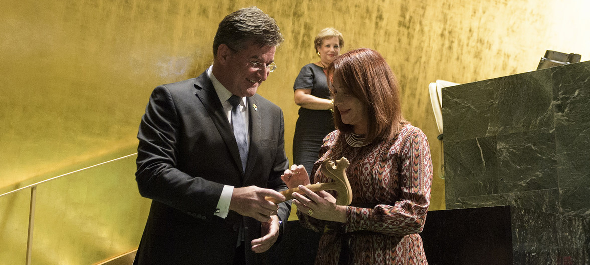 Ha pasado más de una década desde que una mujer ocupó la Presidencia de la Asamblea General de la Organización de las Naciones Unidas. La diplomática ecuatoriana llega a la 73ª sesión de este órgano de la ONU a representar a las latinoamericanas y todas las mujeres del mundo y a llevar adelante siete prioridades entre las que se encuentran la igualdad de género, la migración y la acción ambiental.