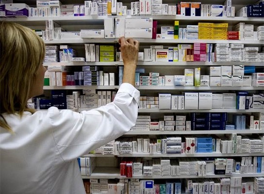 Todos los municipios de Colombia, incluyendo Distritos Especiales y capitales de los departamentos, están obligados, a través de las secretarías de salud, a verificar las condiciones de distribución y venta de los medicamentos que son comercializados en sus jurisdicciones.
