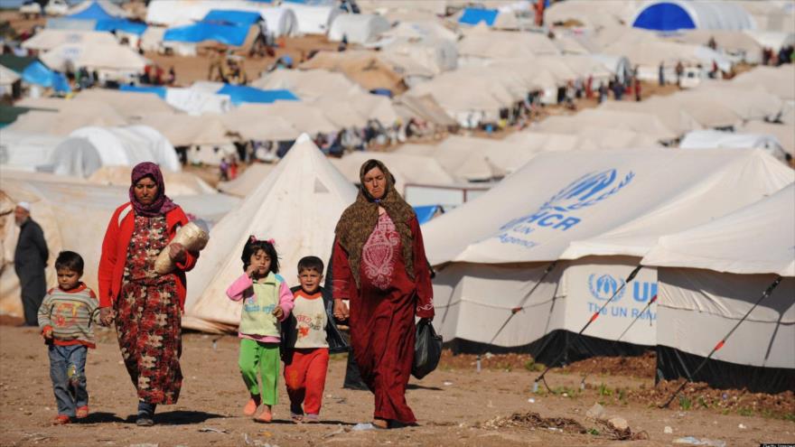 "Los ataques contra la población se han convertido en un arma de guerra. Se fuerzan movimientos de población hacia territorios de otros grupos, lo que supone más presión para ellos. Lo vemos en el sur de Siria: con ataques se empuja a la gente a huir y se genera tensión en las zonas a las que llegan, donde no pueden alimentarse y hospedarse", analiza Mónica Acosta, jefa de emergencias de la Agencia Española de Cooperación Internacional para el Desarrollo (Aecid).