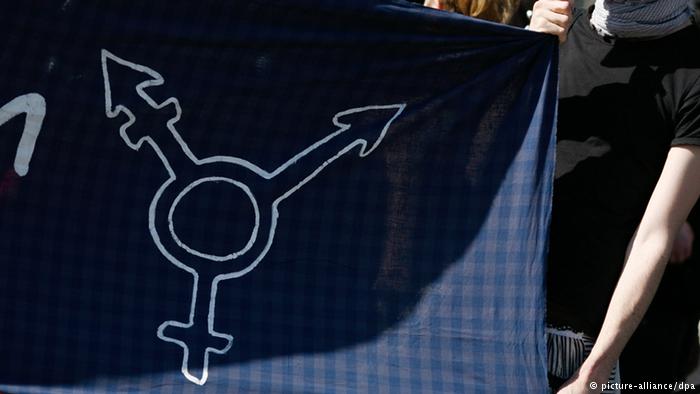 El Senado Holandés respaldó, por una gran mayoría un proyecto de ley que protege a las personas transexuales e intersexuales y prohíbe legal y explícitamente su discriminación en todos los ámbitos, incluido el laboral.