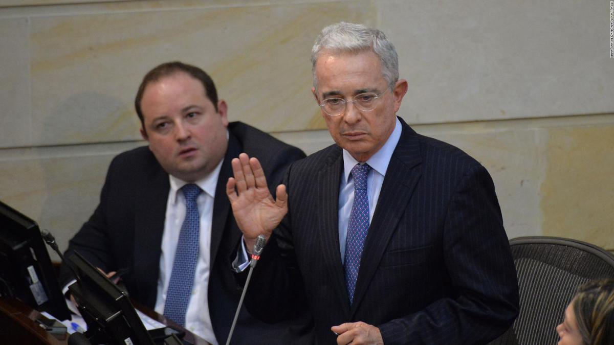 El ex presidente y senador Álvaro Uribe Vélez no está de acuerdo con unificar los periodos para las elecciones porque “crea monopolio de partidos” y a cambio de esa iniciativa, propone que haya mejor reelección inmediata de los gobernadores y alcaldes.