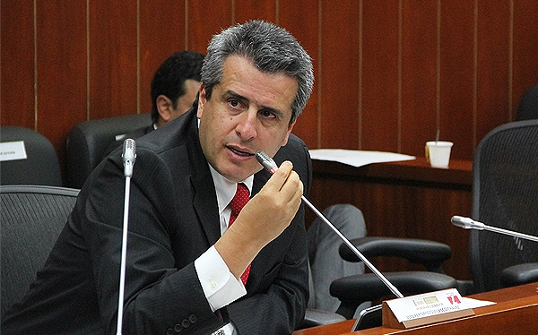 Así lo afirmó en forma contundente el senador Luis Fernando Velasco al señalar que “no estoy convencido que la cadena perpetua sea la solución para el grave problema que se quiere enfrentar, máxime que hoy esas conductas contra los niños están castigadas fuertemente y sin posibilidad de rebajas de penas”.