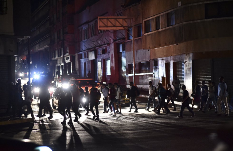 Casi todo el país se encuentra sin energía eléctrica. El caos es casi total en todo el territorio venezolano: hospitales colapsados, vuelos cancelados desde el aeropuerto internacional Simón Bolívar y de las principales urbes, bancos sin transacciones, el país incomunicado, las calles de las principales ciudades desoladas tras el corte de luz que se inició el jueves en Venezuela