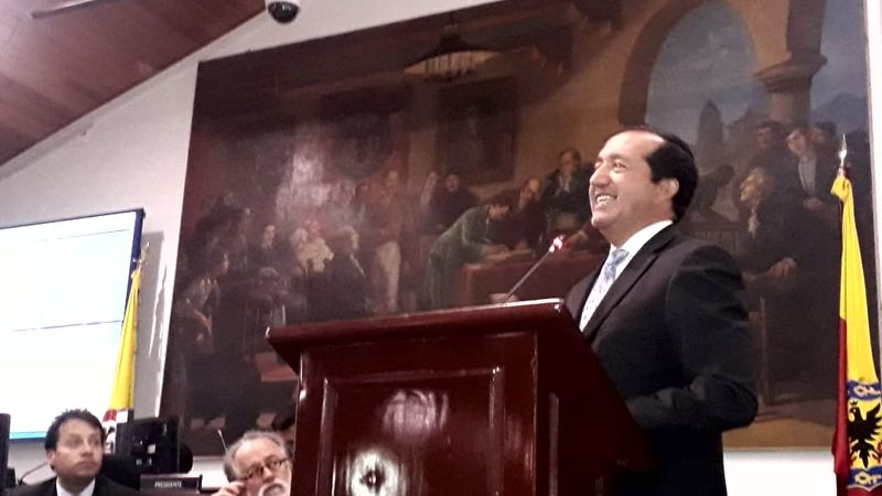 Después de los debates de control político, discusión y aprobación de Proyectos de Acuerdo, el Concejo de Bogotá le abrió paso en su recinto de sesiones, a la poesía, cuyo protagonista fue el concejal Emel Rojas Castillo, quien al lanzar su nuevo libro de poemas: Oda Para una Despedida, consiguió el quorum, esta vez, no con la totalidad de los concejales, sino que con congresistas, funcionarios del gobierno distrital e invitados, llenó las curules y las barras para deleitar con sus poemas a todos los asistentes.