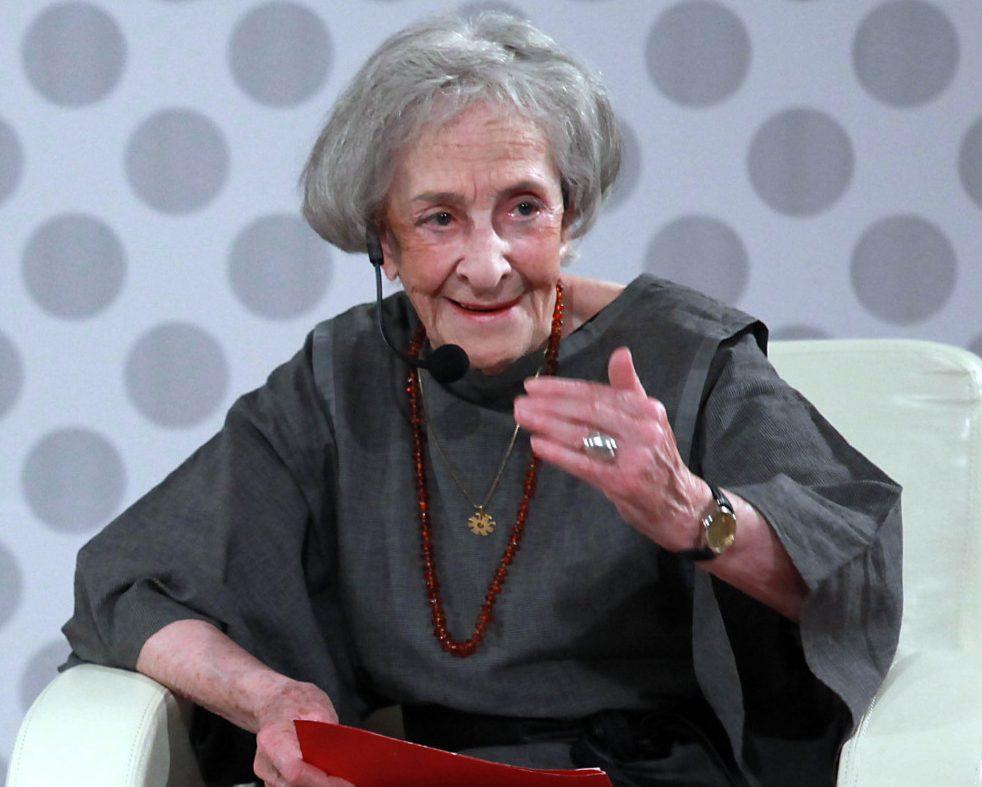 Con un sinfín de premios a sus espaldas y más de 70 años de trayectoria literaria, Ida Vitale afirmó en una entrevista que la Poesía debe ser "algo para todos" y no "especializada o recóndita", al tiempo que lamentó que este género se haya visto relegado a un lugar menor en el ámbito de la cultura.