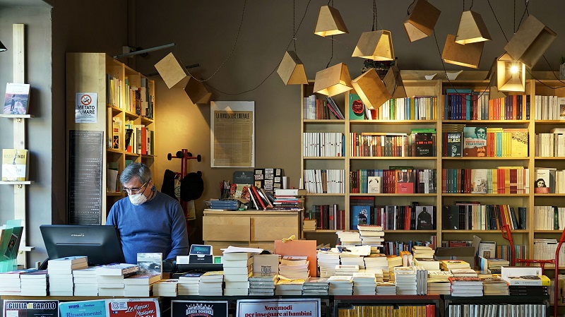 Foto: infobae.com Seguramente, luego de este periodo de distanciamiento social y acercamiento digital, muchos volverán a las Librerias, éstas volverán a ser sitios de encuentro y difusión y referencia y una opción turística asociada a otros negocios como cafés, bares, restaurantes, salas de cine y teatro.