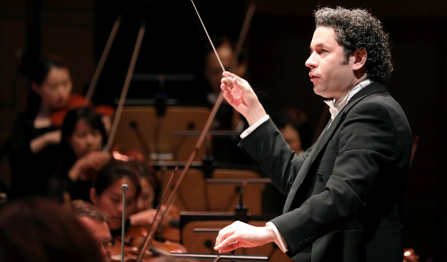 Por la Música y el Arte sin "Fronteras" el Director de Orquesta venezolano Gustavo Dudamel brindó un concierto especial que dio comienzo a la nueva temporada y a los actos de celebración por los 100 años de la Filarmónica de Los Ángeles (LA Phil).  