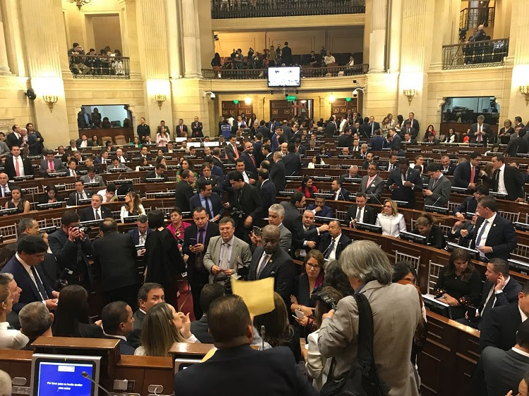 El Congreso de la República aprobó la Reforma Tributaria en la madrugada de este viernes 20 de diciembre, en plenas sesiones extraordinarias, cuando la plenaria de la Cámara aprobó por 98 votos a favor y 45 en contra la nueva iniciativa a que pasa ahora a sanción presidencial.