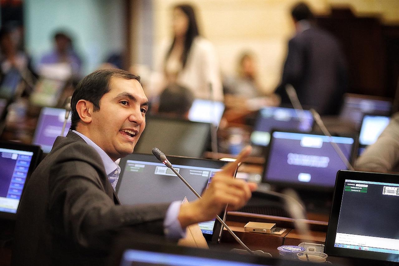 La iniciativa, de los senadores David Barguil y Luis Fernando Velasco, pasa a la Cámara de Representantes y establece que los ciudadanos que cancelen sus deudas dentro de los seis primeros meses de vigencia de la ley, puedan liberarse de ese castigo.