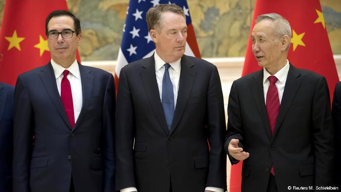 La delegación de EE.UU. incluía al secretario del Tesoro, Steven Mnuchin, además de Lighthizer y otros altos funcionarios del sector comercial. Del otro lado de la mesa, el equipo chino incluyó al viceprimer ministro y principal negociador comercial, Liu He; el canciller Wang Yi y el presidente del poderoso banco central, Yi Gang.  