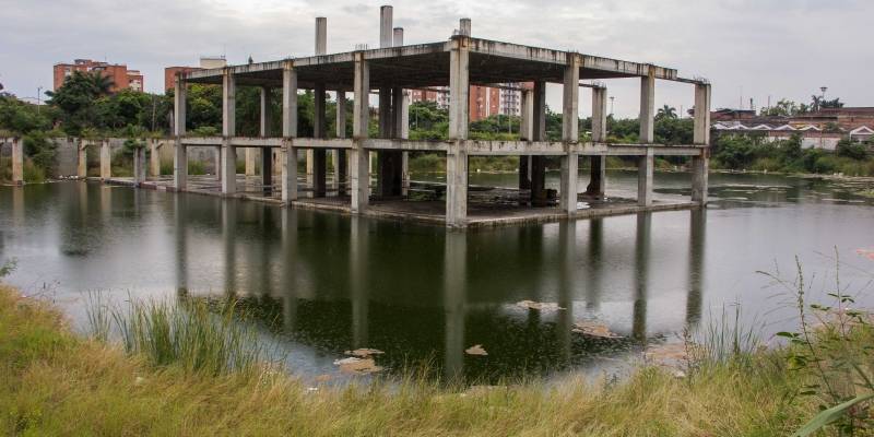 Una serie de disputas, demandas, litigios  y una sanción de la Superintendencia Financiera contra Acción Fiduciaria por el proyecto Marcas Mall de Cali, que pretendía levantar un gran centro comercial al norte de la capital del Valle, constituyen los obstáculos para que los 74 inversionistas que aportaron más de 60 mil millones de pesos recuperen sus recursos y no hayan visto aún la obra que se tenía planeada para el año 2.014.