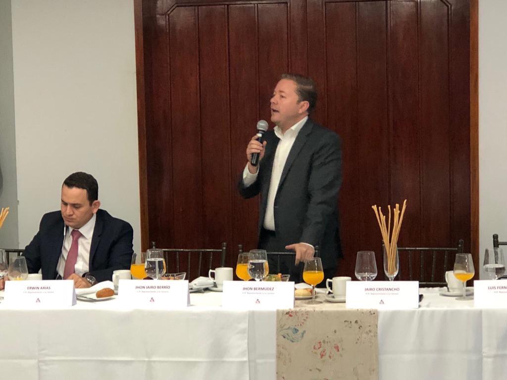 La preocupante y crítica situación de los cafeteros del país, llevó al senador Nicolás Pérez a proponer al interior del legislativo, la creación de una Comisión Accidental, para plantear soluciones a las distintas problemáticas que cada día aquejan a ese importante sector de la economía, que ha sido el sostén e impulso, durante muchas décadas, del desarrollo de Colombia.