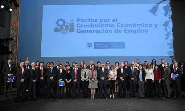 El Gobierno Nacional y el sector privado suscribieron los “Pactos por el crecimiento económico y la generación de empleo”, una estrategia que abarca a una docena de sectores productivos, los cuales tienen una serie de compromisos, que deben ser realizados por tardar en febrero de 2020, y las metas se verán cumplidas a 2022.