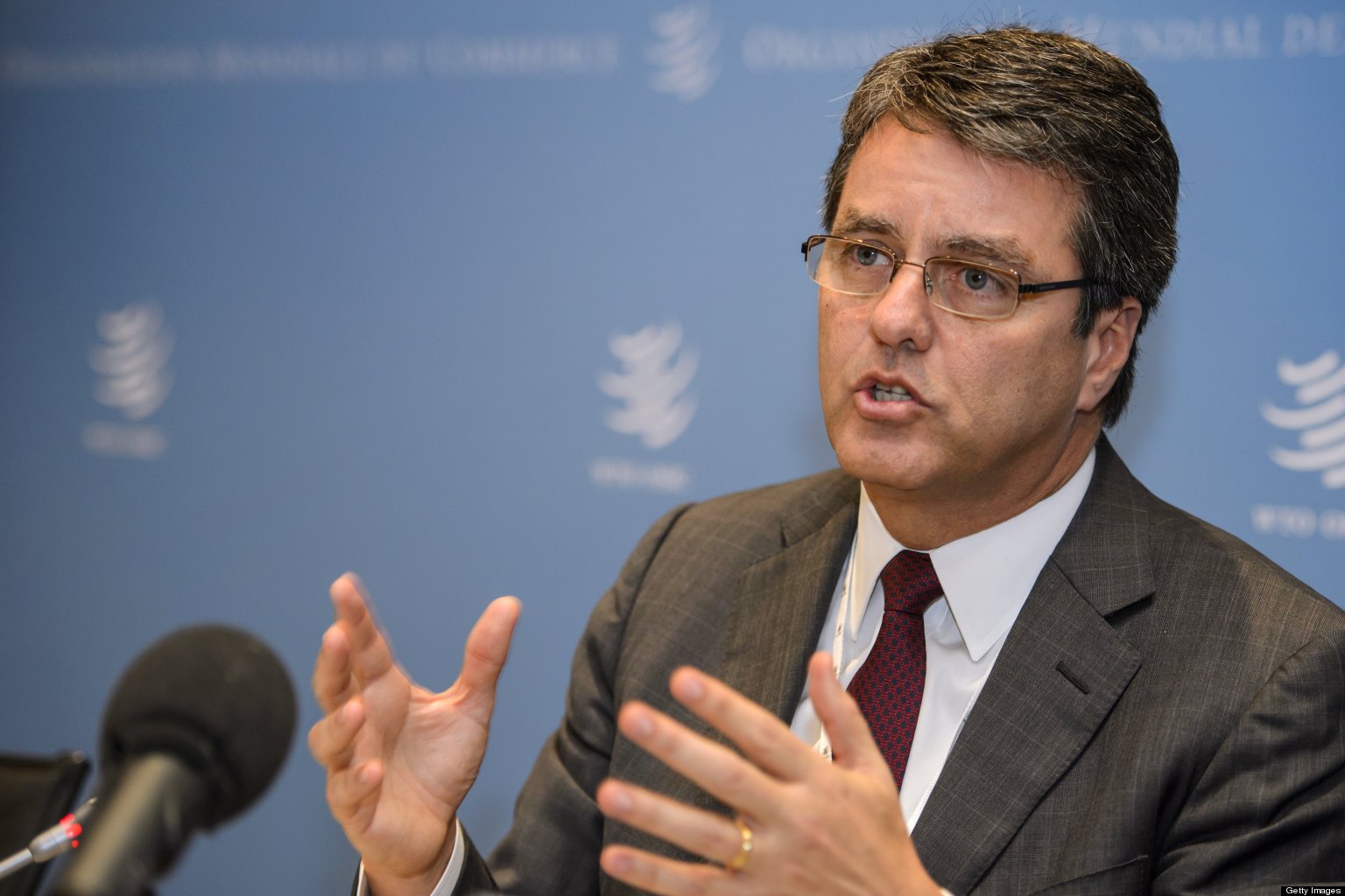 La crítica del Director General de la OMC no se limita a países individuales. "Es responsabilidad de toda la comunidad internacional contribuir a la solución de estos problemas", escribe Azevêdo. "Quedarse callado podría ser tan dañino como tomar medidas que podrían llevar a una guerra comercial".