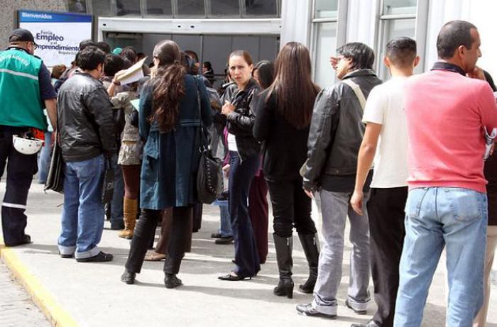 Así lo informó Juan Daniel Oviedo, director del Departamento Administrativo Nacional de Estadística (Dane), quien señaló que el desempleo para las 13 ciudades y sus áreas metropolitanas en noviembre fue de 9,8%. Según el informe se establece que con una reducción de 412.000 personas ocupadas, Colombia pasó de tener 22,8 millones de ciudadanos laborando en noviembre de 2017 a 22,4 millones en el mismo periodo de este año.