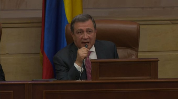 La sala disciplinaria de la Procuraduría General de la Nación citó a una audiencia al senador del Centro Democrático Ernesto Macías por, presuntamente, haber violado el estatuto de la oposición el pasado 20 de julio, cuando se instalaron las sesiones ordinarias del Congreso y dejaba la presidencia de la corporación.