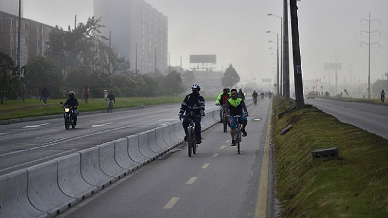 Foto: ecospoliticos.com Como parte del trabajo concertado entre la Gobernación de Cundinamarca, la Alcaldía de Bogotá, la ciudadanía y los alcaldes de los municipios cercanos a la Calle 13 se anunció que ya inició la construcción de un bici carril temporal, que se situaría en el andén ubicado en el sector de La Playa en Fontibón