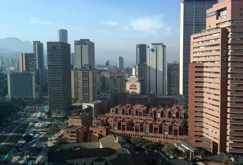 Panorámica del Centro Internacional de Bogotá. Foto: rcn.com La Administración Distrital de la capital de la República, decidió este domingo levantar el pico y placa extendido para carros y motos, por el mejoramiento de la calidad del aire ambiente en la ciudad.