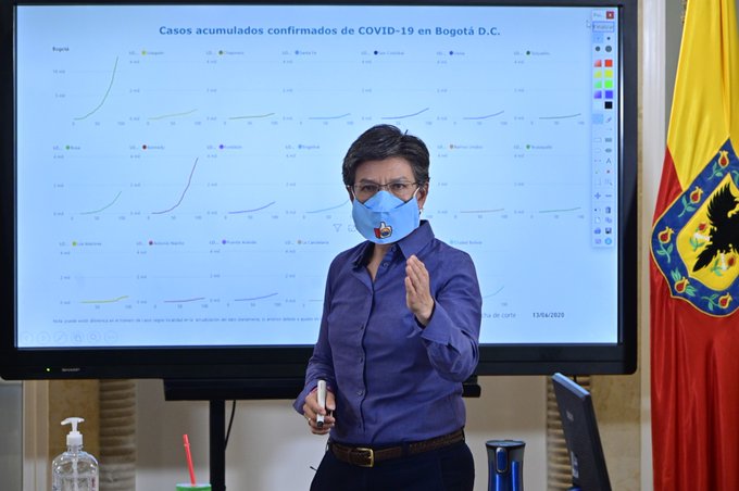 Foto: Leonardo Vargas Mendoza La alcaldesa Claudia López señala que “Son mejores cuarentenas selectivas bien hechas, con apoyo y mediciones, que una generalizada mal hecha”, respondió la alcaldesa Claudia López al destacar la labor que vienen desarrollando los médicos y trabajadores al servicio de la salud en medio de la pandemia.