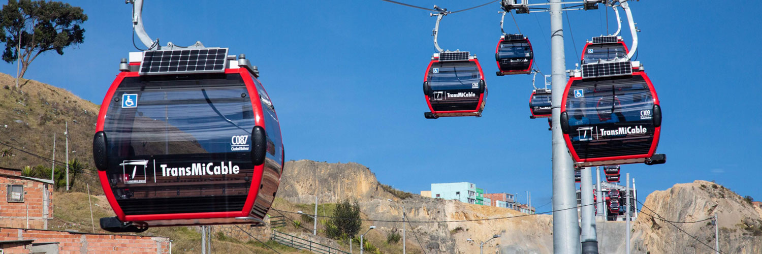 Foto: idu.gov.co Terminando el 2018, los habitantes de la localidad de Ciudad Bolívar, al Sur de la capital de Colombia, Bogotá, empezaron a recibir un nuevo aire desde las alturas de ese sector de la ciudad, al mirar que el nuevo servicio de TransMiCable, se convirtió en una solución parcial a la problemática de la movilidad que mejora la calidad de vida de más de 700 mil usuarios del Transmilenio, que a partir de ahora, estarán menos tiempo en sus viajes pero más horas con sus familias.