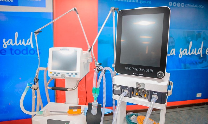 Foto: Ministerio de Salud El Ministro de Salud, Fernando Ruiz, informó que el Gobierno Nacional entregó este martes 305 nuevos ventiladores para la atención del covid-19 en el Distrito Capital, equipos que se suman a los 125 que se habían entregado con anterioridad, para un total de 430 que, hasta la fecha, recibe la administración de Bogotá.