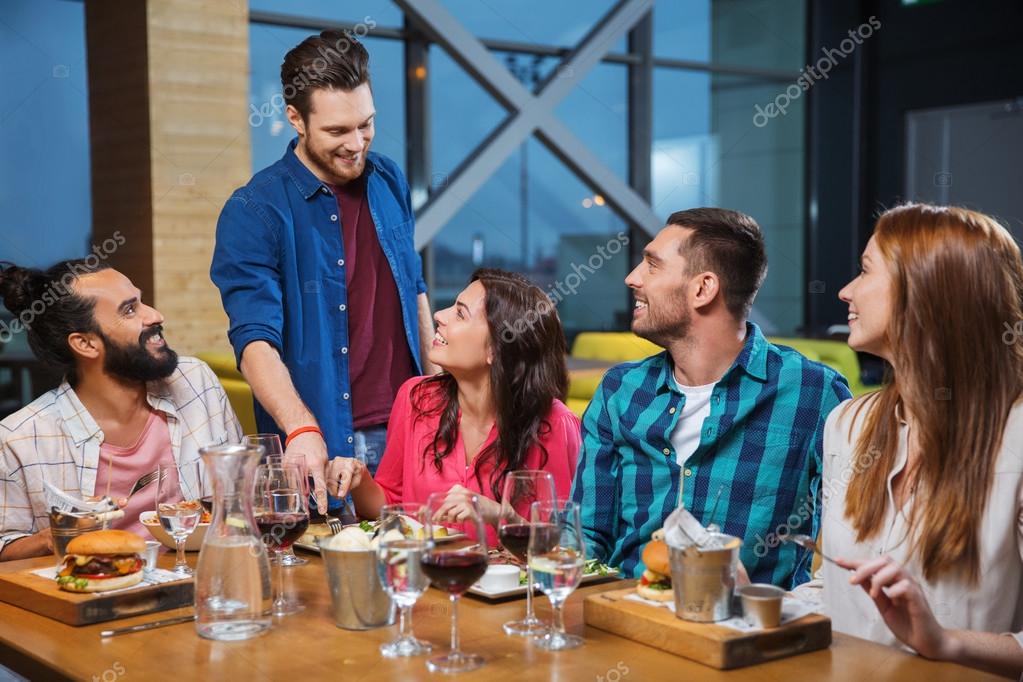 La vida se construye de momentos agradables y uno de esos eventos es cenar con amigos. Planificar esta gratificante ocasión puede ser fácil  y sencillo, sólo se tiene que elegir bien los platos y las bebidas y hacer la compra. 