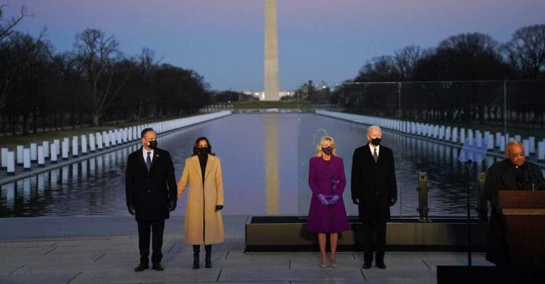 A escasas horas de la posesión como Presidente y Vicepresidente de los Estados Unidos Joe Biden y Kamala Harris, homenajearon a las más de 400.000 víctimas mortales que ha dejado la pandemia en ese país norteamericano.