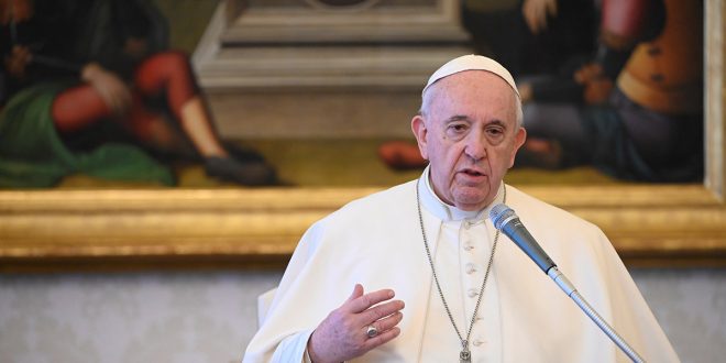 Su santidad Francisco a través de un twitter fue contundente en señalar que el coronavirus no es la única enfermedad que hay que combatir: “La pandemia ha sacado a la luz patologías sociales más amplias. Una de ellas es la visión distorsionada de la persona humana, una mirada que ignora su dignidad y su carácter relacional”.