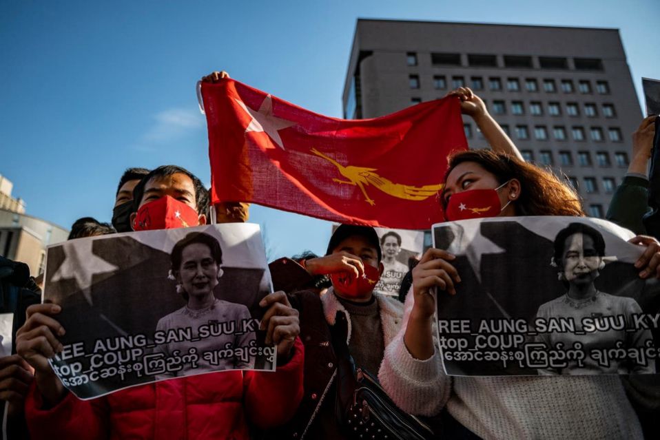 El Ejército de Myanmar anunció que ha tomado el control del gobierno del país asiático. En un mensaje transmitido en la televisión, los jefes militares declararon el estado de emergencia por un año y comunicaron que el Comandante en Jefe Min Aung Hlaing queda al mando.