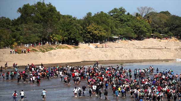 La caravana de migrantes partió desde Honduras la semana pasada, pero ante la imposibilidad de cruzar la frontera, muchos de ellos optaron por atravesar a través de la zona selvática.
