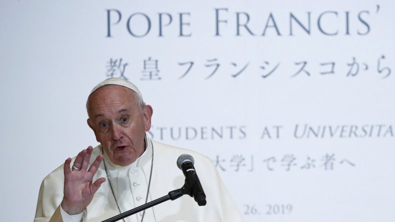 El Papa Francisco en el primer día de la novena de aguinaldos criticó las actitudes de muchos cristianos "tibios" y "sin consistencia" que se "lavan las manos" ante los desafíos actuales de la humanidad.
