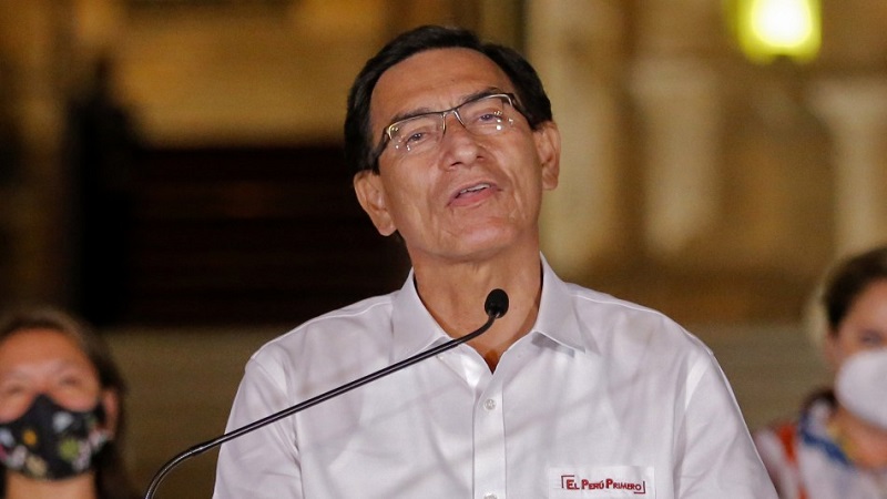 “Dejo el poder con la frente en alto”, afirmó el destituido presidente del Perú Martín Vizcarra, quien descartó de acceder a acciones legales para resistir la decisión del Congreso de su país que lo destituyó por “incapacidad moral” como mandatario de ese país andino.