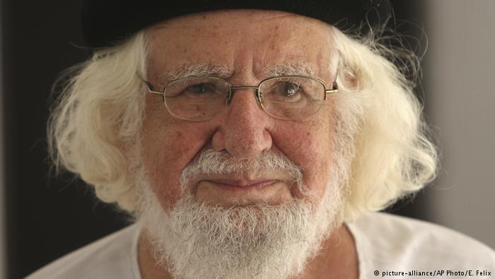 El poeta y sacerdote nicaragüense Ernesto Cardenal, uno de los pilares de la Teología de la Liberación, fue rehabilitado por el Papa Francisco en sus funciones clericales tras más de 30 años de suspensión por su militancia política. El Pontífice revocó la “suspensión a divinis” que pesaba sobre Cardenal, impuesta por el Vaticano en 1984 y que le impedía ejercer sus funciones sacerdotales, informó la Nunciatura en Managua.
