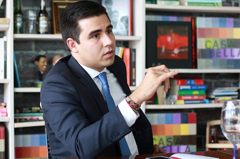 El representante a la Cámara por el departamento del Putumayo Carlos Ardila, anunció que demandará ante el Consejo de Estado el decreto del Gobierno que revive la aspersión aérea contra cultivos ilícitos en Colombia, por considerar que es contrario a la  constitución, la ley y contrario al interés de los colombianos.