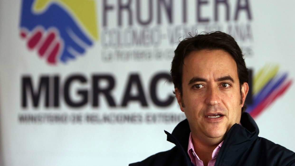 "Como Gobierno hemos venido trabajando en la identificación de aquella población venezolana que se encuentra dentro del territorio nacional. La idea de flexibilizar la normatividad no es solo un tema de facilitar la movilidad, sino de mitigar la irregularidad e incrementar la seguridad" expresó Christian Krüger Sarmiento, Director General de Migración Colombia.