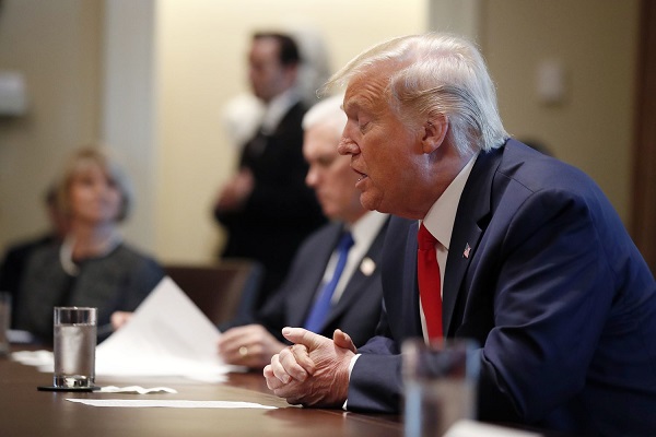 En EE UU, Trump ha desplegado todo el arsenal del que dispone el Estado para combatir la pandemia, con un paquete de ayudas que, de aprobarse en los términos que propone la Casa Blanca, carecería de precedentes en volumen y velocidad de implementación. La intención es inyectar hasta un billón de dólares en la economía. 