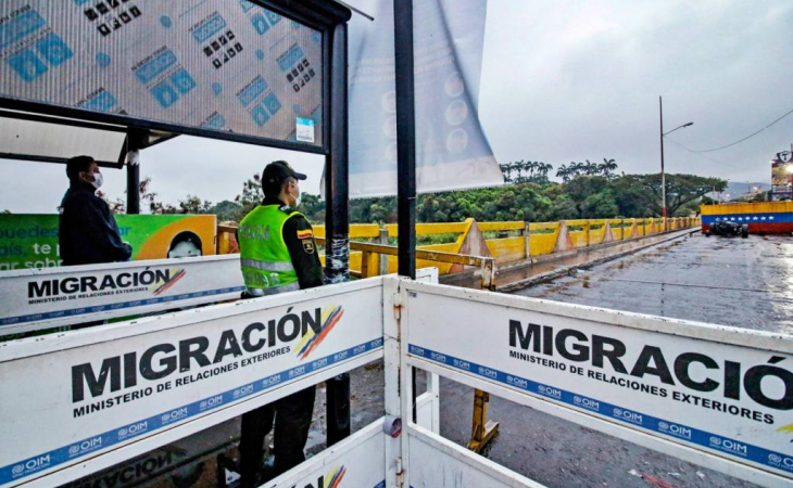 El gobierno de Colombia anunció que desde el 16 de enero hasta el primero de marzo de 2021 se mantendrán cerrados todos los pasos fronterizos, terrestres y fluviales con Venezuela, Panamá, Ecuador, Perú y Brasil.