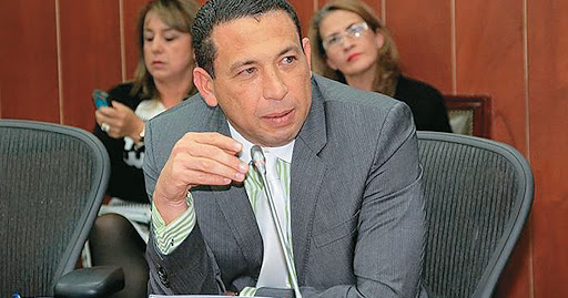 El senador Laureano Acuña, del partido conservador, a través de un comunicado de su oficina de prensa le anunció al país que él y su familia, así como al personal que convive con ellos dieron positivo en coronavirus.  