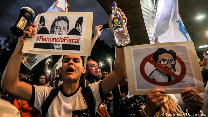 Miles de ciudadanos colombianos realizaron en Bogotá y otras ciudades del país, marchas y plantones, para exigir la renuncia del Fiscal General de Colombia, Néstor Humberto Martínez, señalado de omitir información que tenía sobre el caso de corrupción de la constructora brasileña Odebrecht.