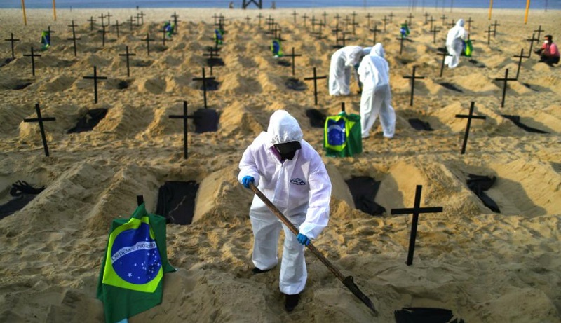 Las cifras de muertos y contagios a causa del coronavirus convirtieron al ‘Gigante Suramericano’, en un peligro para los países de la región: en un solo día, este martes 6 de abril, se registraron 4.211 muertos, ascendiendo a 337.400 las personas fallecidas; más de 13 millones de contagios, mientras que hasta el momento han sido vacunadas 20 millones, en una nación que tiene más de 210 millones de habitantes.   