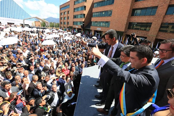 Al posesionarse a su cargo en acto de masiva asistencia en la plazoleta de la Gobernación el nuevo gobernador dijo: Estamos frente a desafíos que implican que trabajemos juntos. Este gobierno que hoy inicia respeta la diferencia. Por eso convoco a todos los sectores para hacer el mejor Plan de Desarrollo de la historia y el de mayor participación.