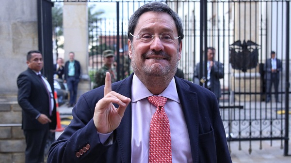 El embajador de Colombia en Estados Unidos, Francisco Santos, renunció al considerar que le llegó el momento de recuperar la posibilidad de opinar con libertad “sobre la interesante y desafiante coyuntura que está viviendo nuestro país y que reclama plena franqueza".