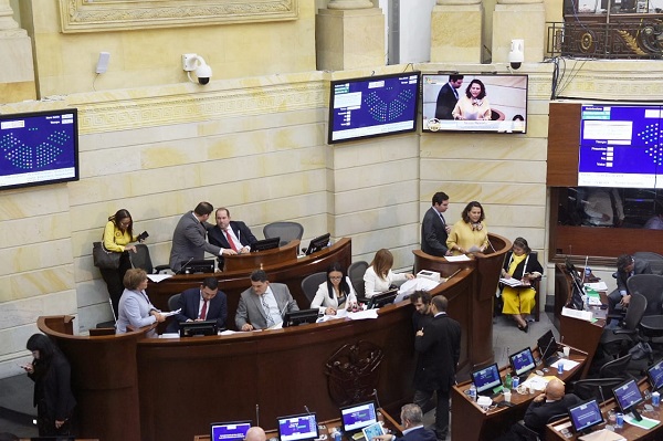 Mientras en la Plaza de Bolívar manifestantes contra la Reforma Tributaria hacían eco en las columnas del Capitolio Nacional, en la plenaria del Senado se aprobó en último debate el proyecto que elimina definitivamente la casa por cárcel y se establecen más herramientas legales para atacar la corrupción en Colombia.