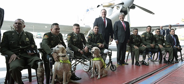 Al despedirse, en su visita a Colombia, el secretario de Estado de los Estados Unidos, Mike Pompeo, anunció que su país donará US$1 millón para ayudar a soldados y policías heridos en desarrollo de operaciones, a través de programas de formación en otros campos para cuando tengan que dejar la fuerza.