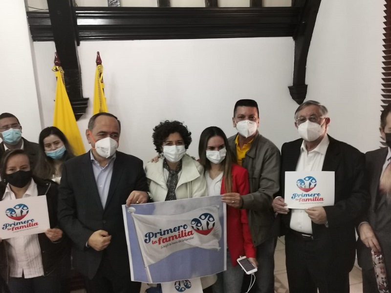 El presidente del Partido Colombia Justa y Libres, Ricardo Arias Mora, puso en marcha en los 32 departamentos del país y en Bogotá, comités para la recolección de 5 millones de firmas con el objetivo de presentarlas ante la Registraduría,  y si esta las valida y aprueba, sería el constituyente primario, el que decida mediante una Consulta Popular, que las autoridades territoriales empiecen a formular políticas públicas de protección a la familia.