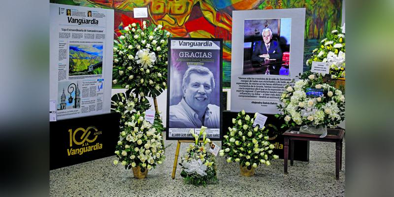 Murió el periodista, empresario, líder de las comunicaciones, cofundador de Colprensa y presidente corporativo de Vanguardia,  Alejandro Galvis Ramírez, quien perdió su lucha contra el Covid 19 dejando un gran legado en el periodismo de Santander y de Colombia.